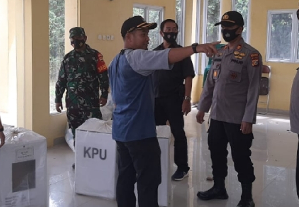 Polsek Ukui Kawal Kotak Suara Ke KPU Pelalawan